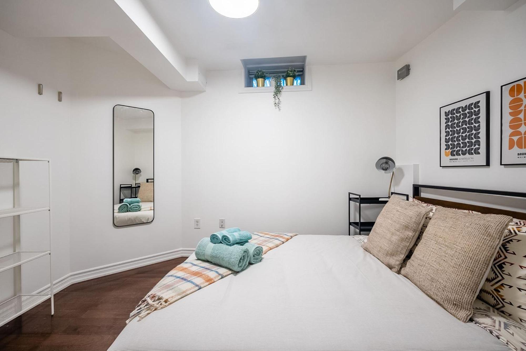 Basement Suite With Private Patio In Davenport Toronto Exterior photo