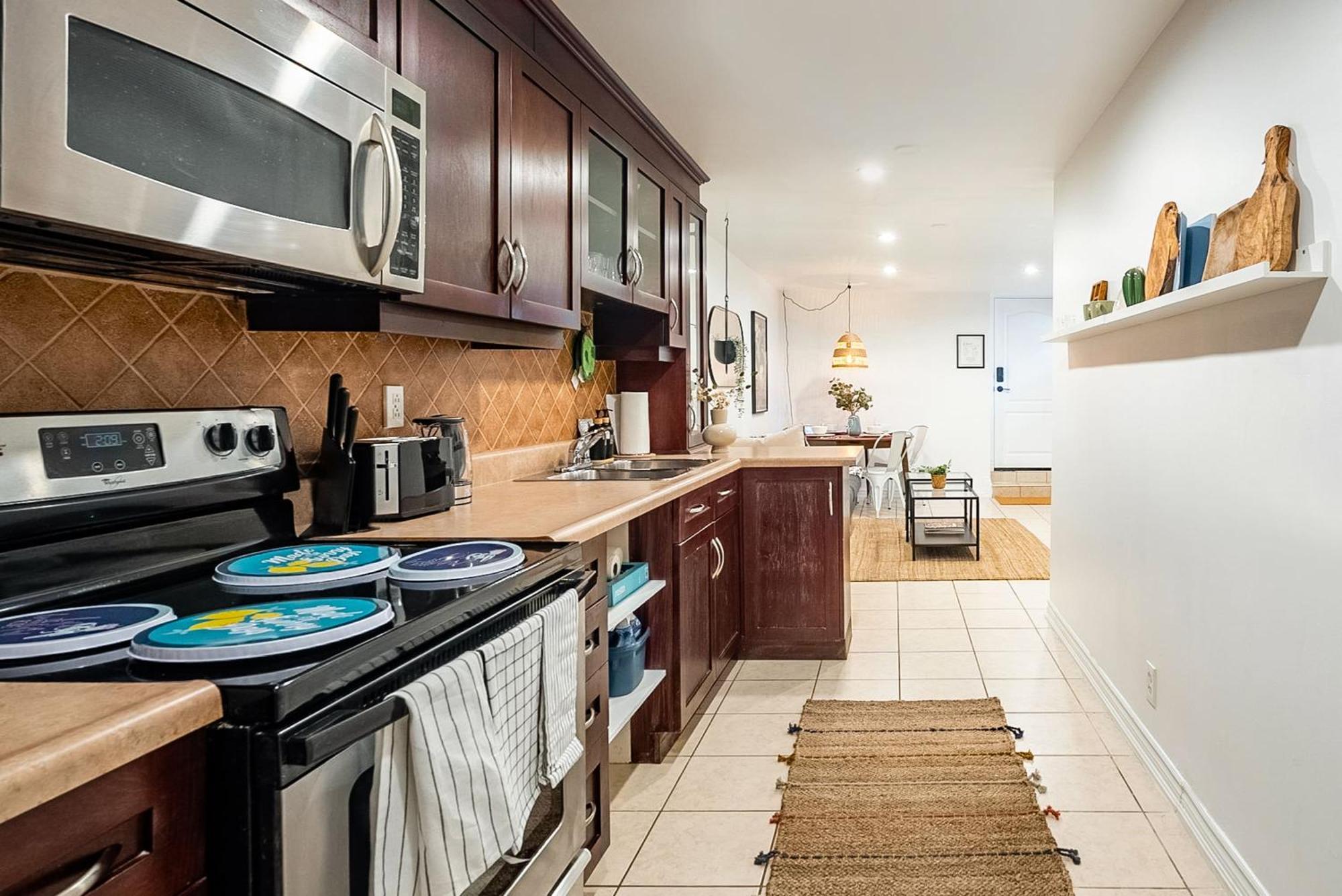 Basement Suite With Private Patio In Davenport Toronto Exterior photo